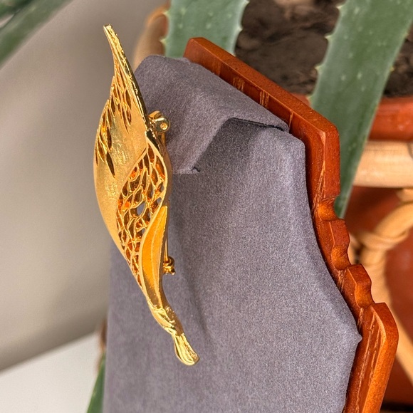 Liz Claiborne Vintage Butterfly Brooch Gold Tone Jeweled - Picture 2 of 8